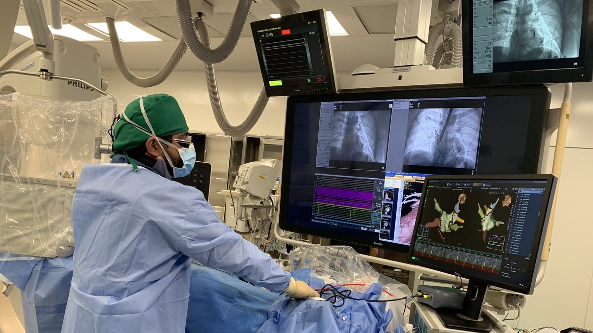 modern-cardiac-procedure-operation-room modern-cardiac-procedure-operation-room